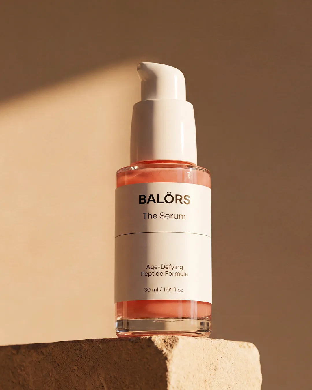Balörs The Serum sobre piedra con luz cálida
