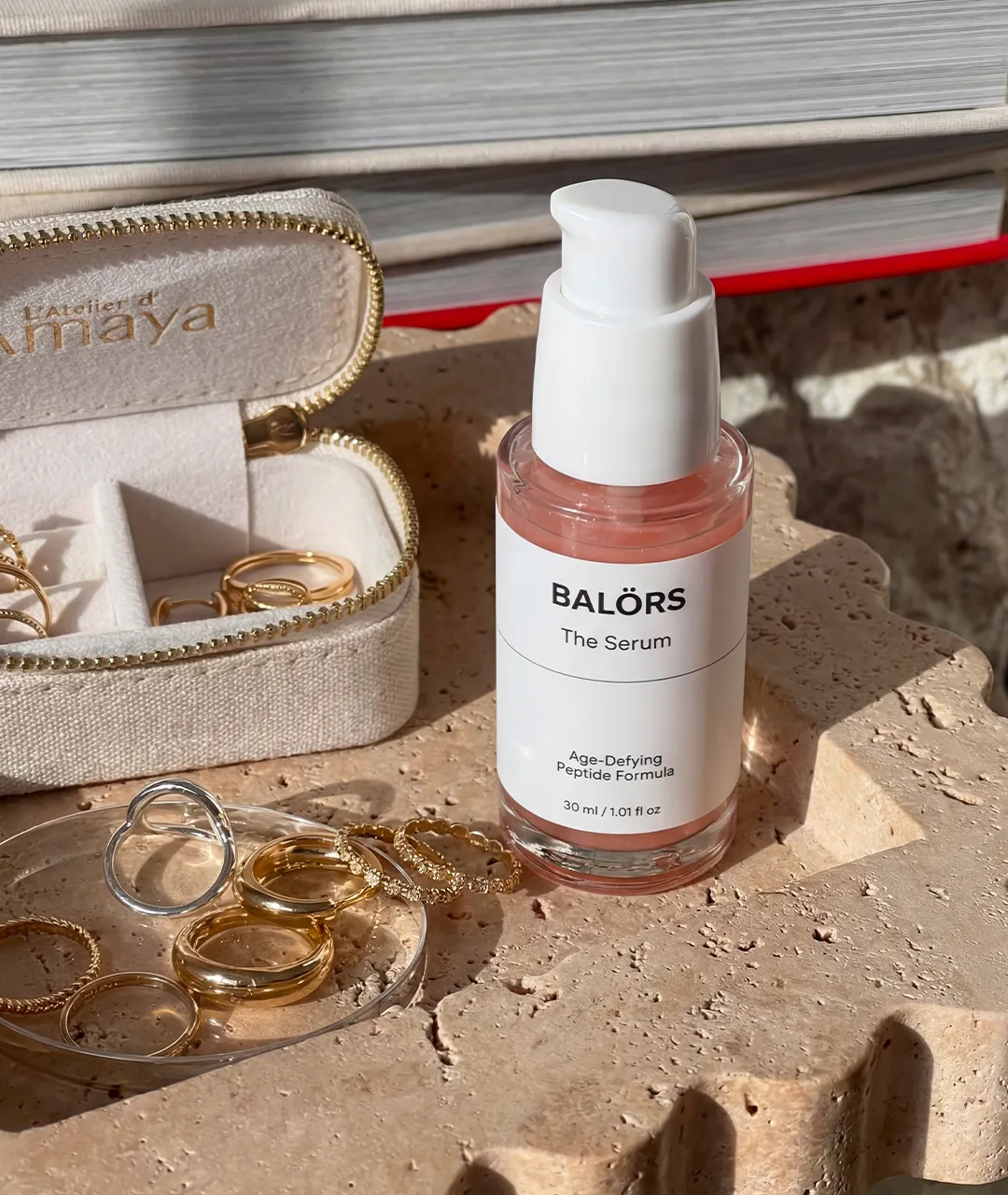 Balörs The Serum junto a joyas de oro