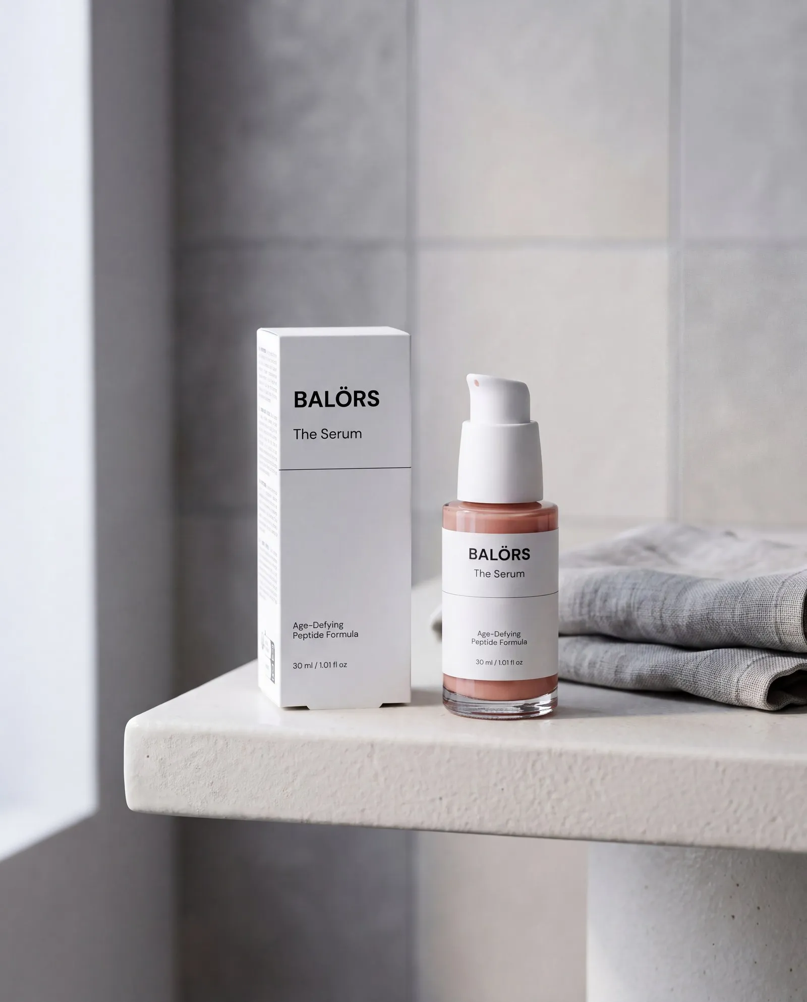 Balörs The Serum con su estuche sobre repisa de piedra