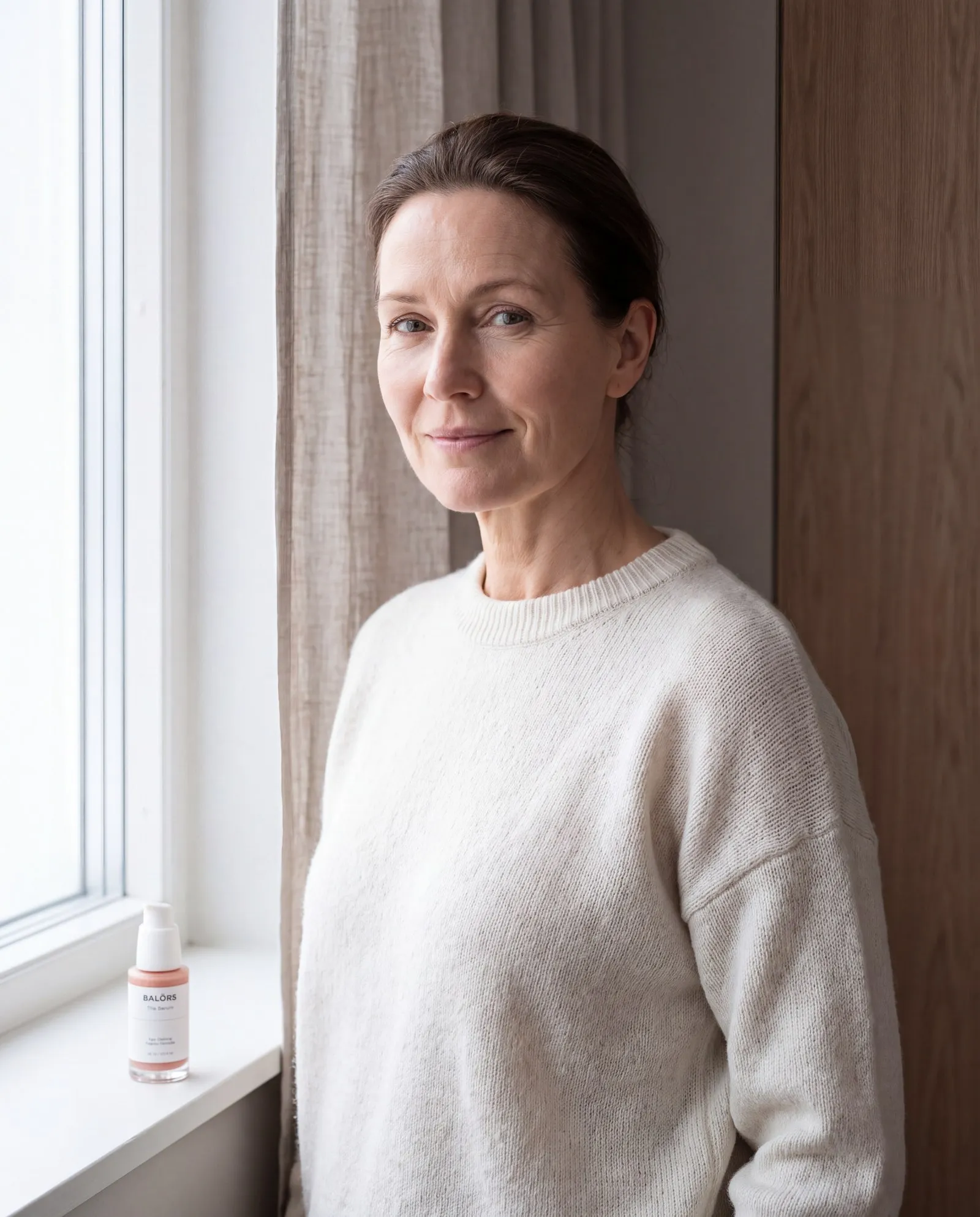 Mujer con la piel visiblemente más firme tras usar Balörs The Serum