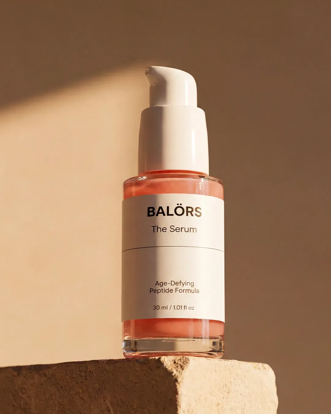 Balörs The Serum sobre piedra con luz cálida