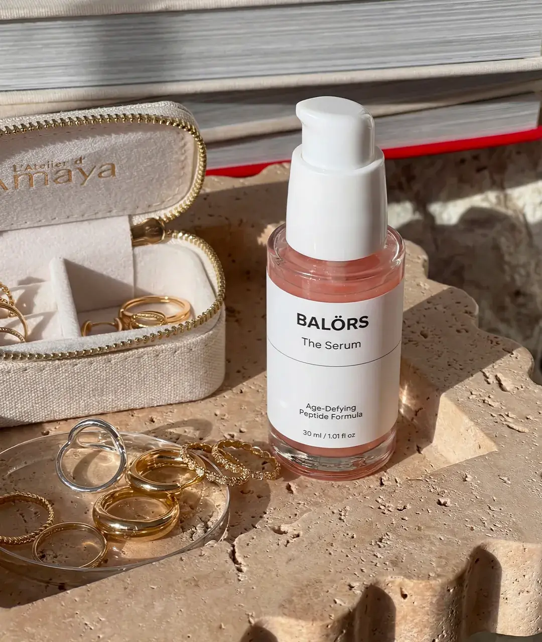 Balörs The Serum junto a joyas de oro
